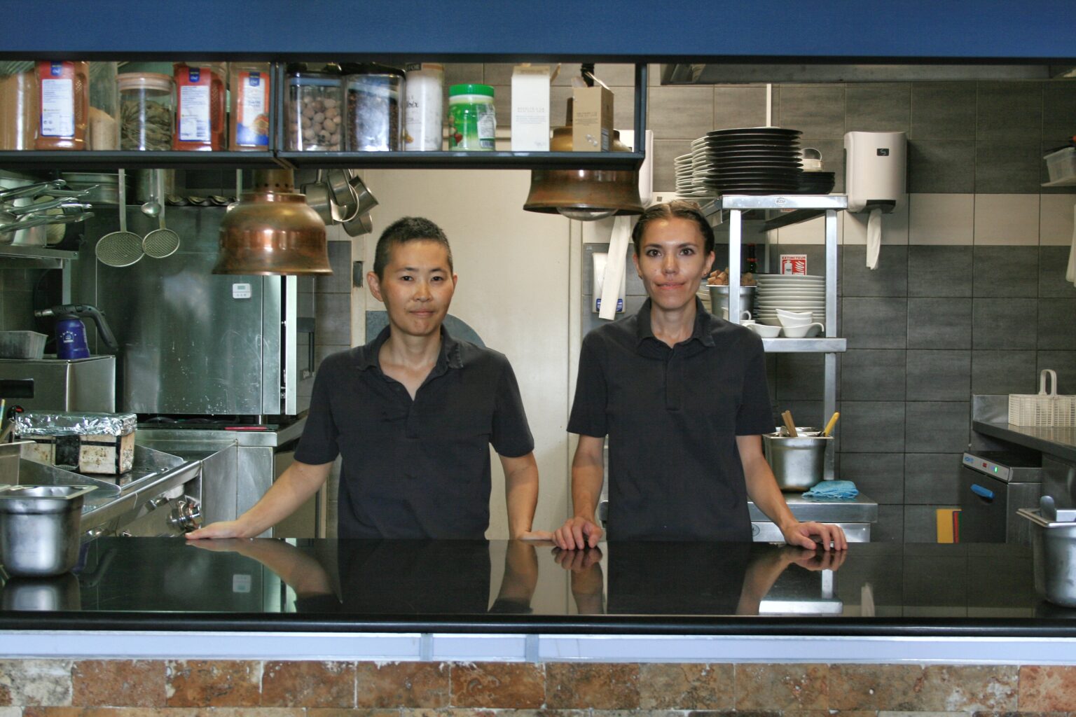 Taka et Claire dans leur cuisine