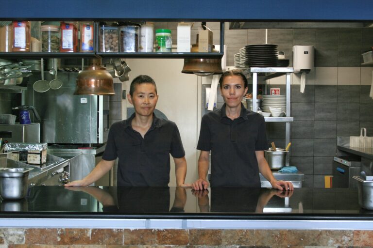 Taka et Claire dans leur cuisine
