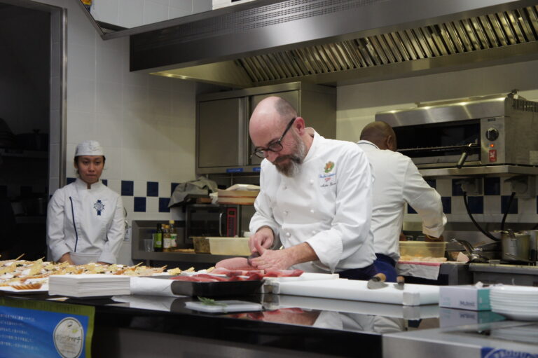 Matthieu Garrel découpant la sériole